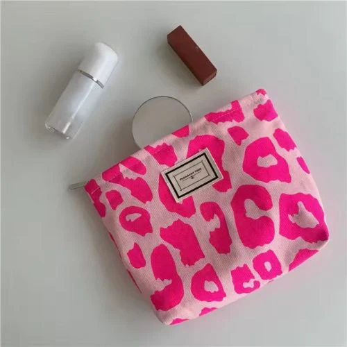 Zum Weltfrauentag: Dein gratis Kosmetik-Etui - Image 2